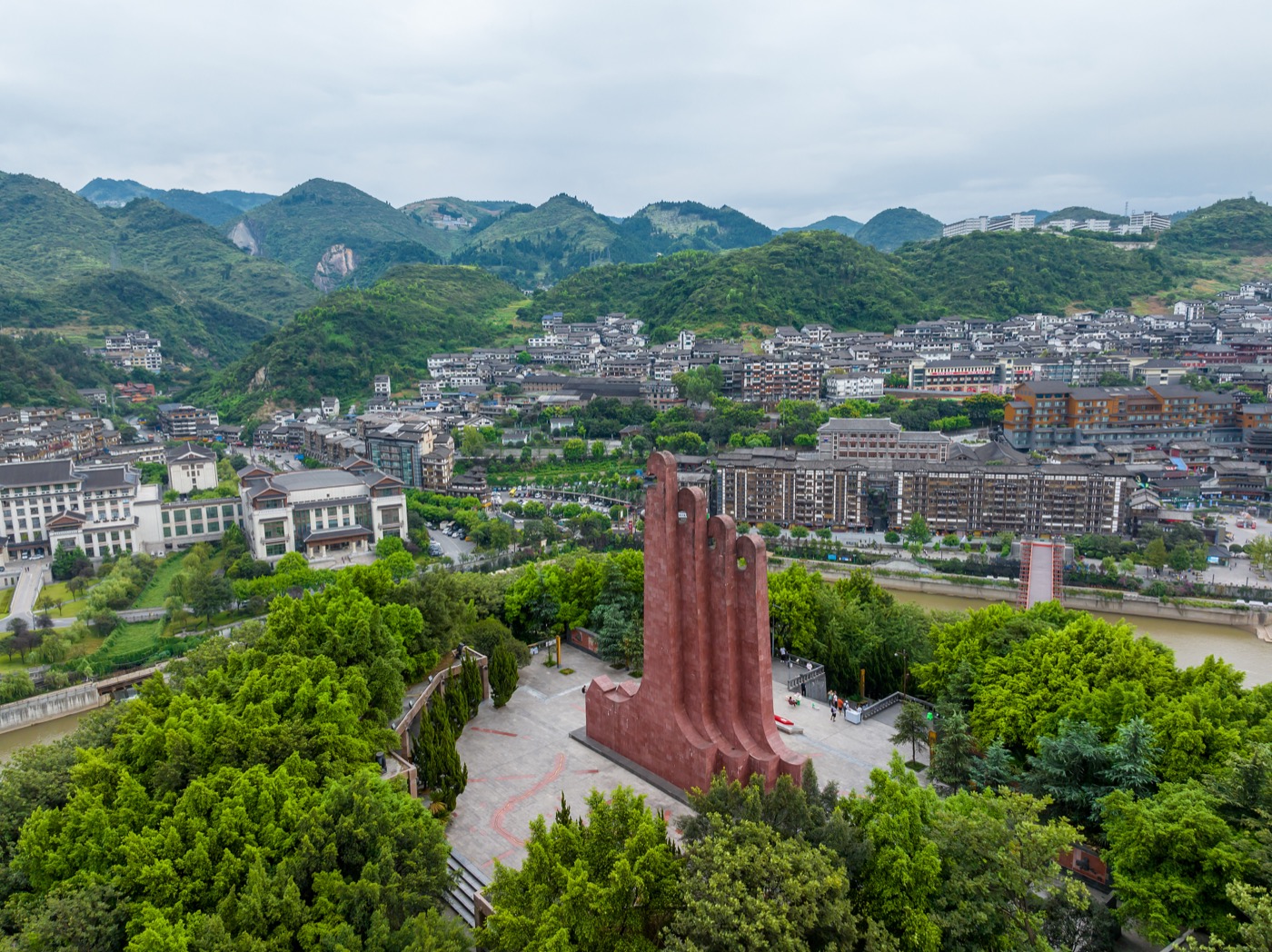 仁怀市茅台镇城区航拍,赤水河穿城而过