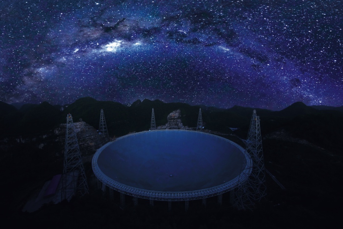 中国天眼夜空下的全景