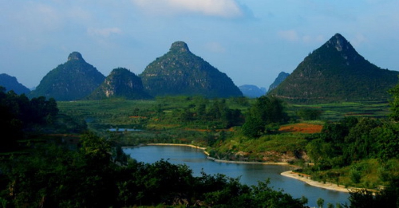 贞丰双乳峰远景